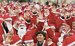 Новый год-2009: 4 тысячи румынских Дедов Морозов бесплатно раздавали новогодние подарки