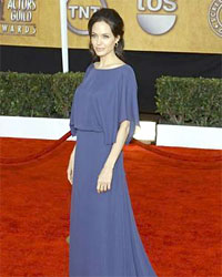 Стиляга Джоли надела платье задом наперед