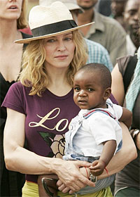 Мадонна усыновляет очередного ребенка из Малави