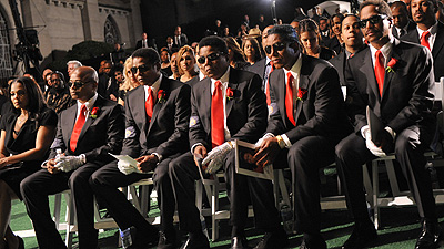 Братья Майкла Джексона на церемонии прощания