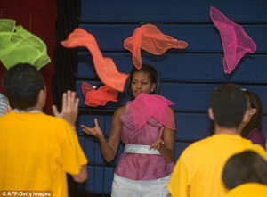 Мишель Обама показала детям, как прыгать на скакалке