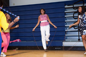 Мишель Обама показала детям, как прыгать на скакалке