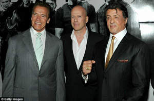 Сталлоне, Уиллис и Шварценеггер на премьере фильма «Неудержимые» в Голливуде