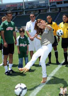 Ева Лонгория сыграла в футбол на каблуках
