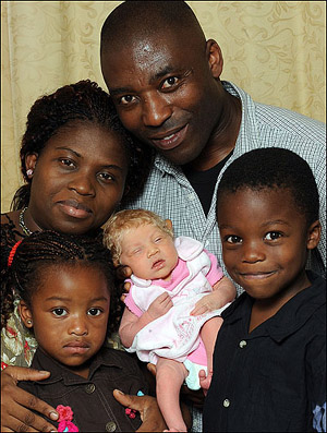 Белый ребенок в темнокожей семье