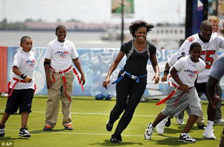 Мишель Обама сыграла со школьниками в американский футбол