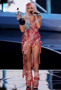 Леди Гага в платье из мяса