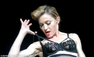 Мадонна показала грудь