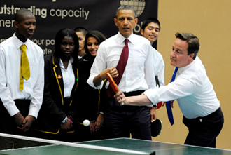 Барак Обама и британский премьер сыграли в настольный теннис