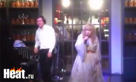 Пугачева устроила пляски в ресторане со своим стилистом