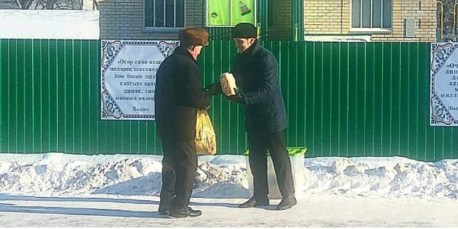 В Челнах возле мечетей раздали нуждающимся 119 буханок хлеба