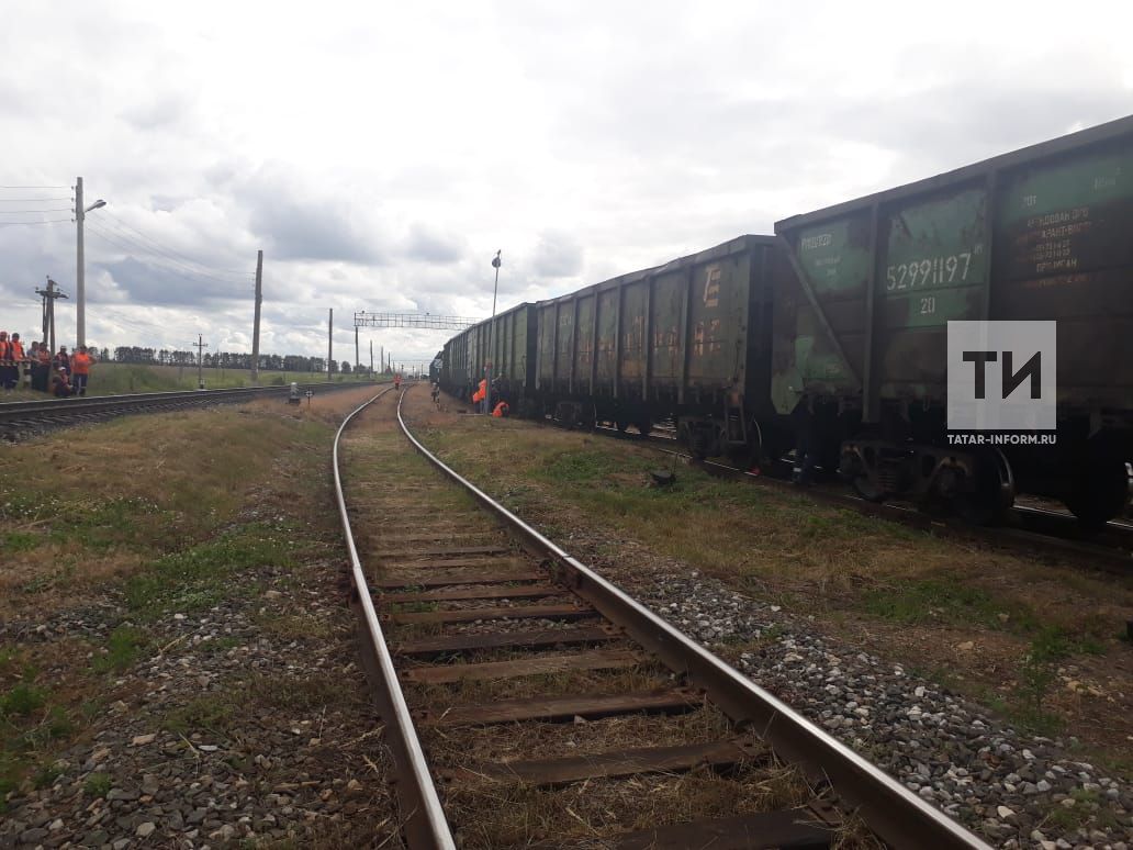 В Татарстане груженный щебнем вагон сошел с рельсов