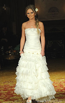 Дана Борисова похвасталась фигурой в свадебном платье