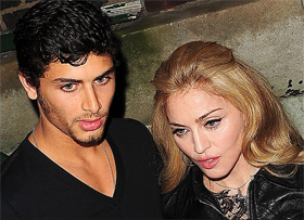 Мадонна стесняется своего 23-летнего любовника