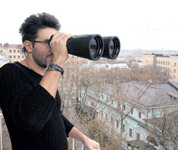 Андрей Малахов подглядывает в чужие окна