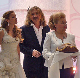 Агутин на свадьбе Николаева развлекался с новой пассией