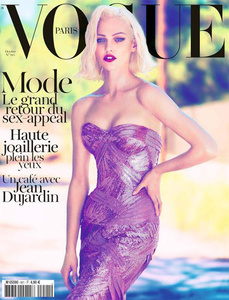 Саша Пивоварова снялась топлес для «Vogue»
