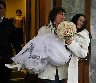 «Ранетка» и ее 42-летний продюсер поженились