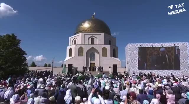 Рустам Минниханов выступил на двух языках перед участниками праздника «Изге Болгар жыены»