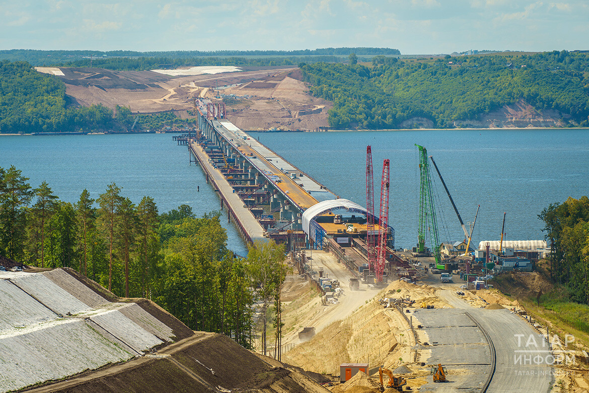 Минниханов и Хуснуллин приняли участие в стыковке моста через Волгу на М12
