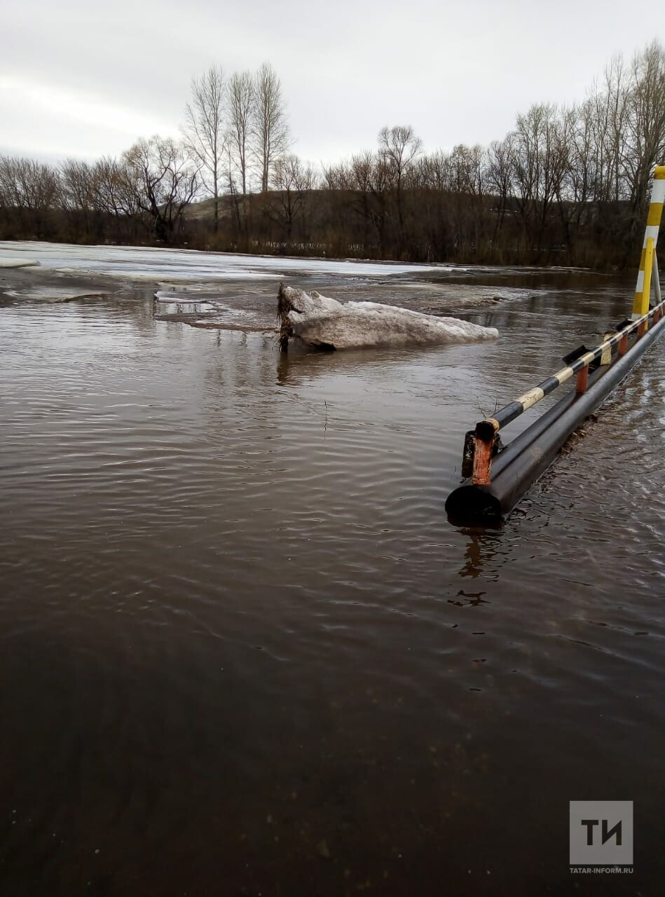 Уровень воды в реке ик. Река ИК Тумутук. Мост через ИК В Тумутуке. Река ИК В Татарстане. Подтопило мост.