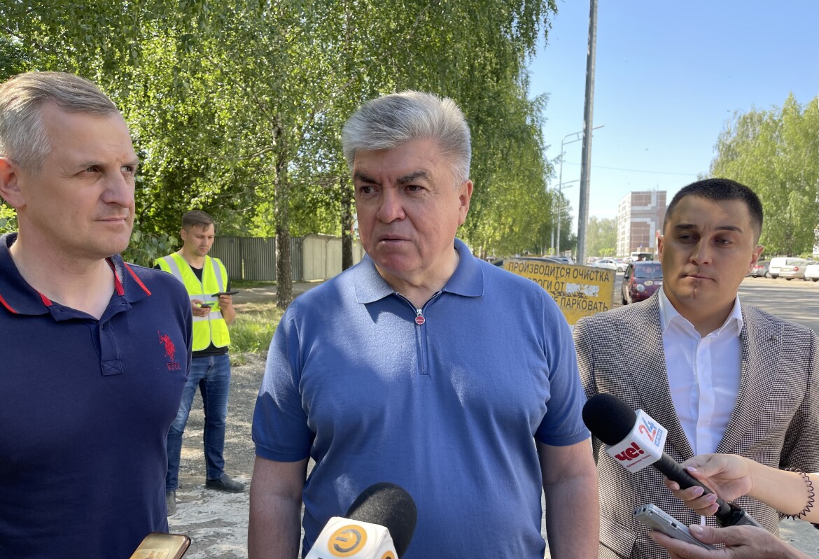 Марат Анисимов справа от мэра Челнов Наиля Магдеева