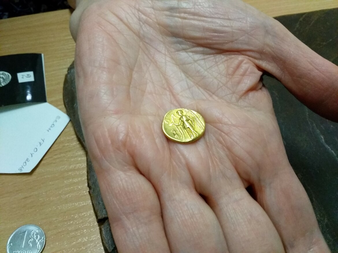 Цена 1 рубля квадратные. Квадратные монеты. Квадратный рубль Екатерины. Квадратные капсулы для монет. Коп золота в Челябинской области.