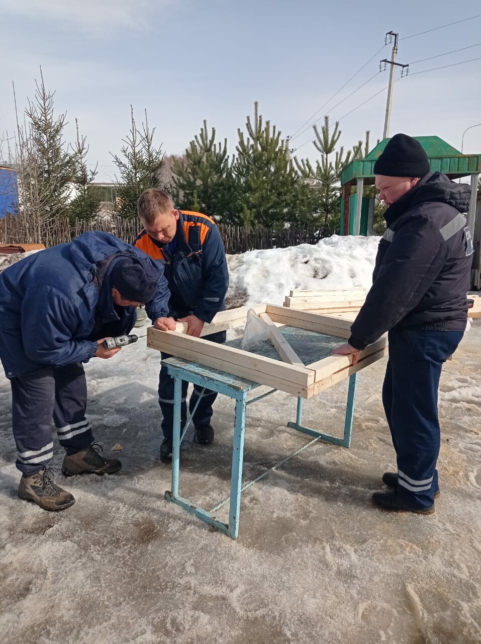 сотрудники зонального поисково-спасательного отряда №5 изготавливают стол для плетения сетей