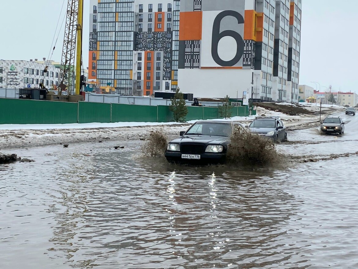 большие лужи на городских улицах