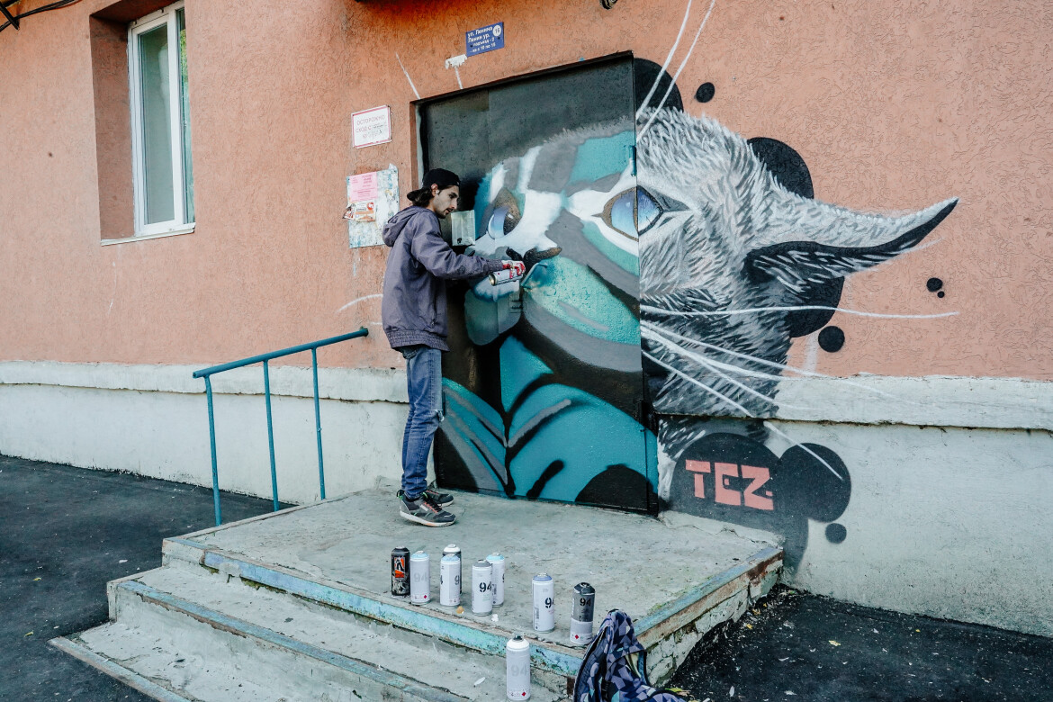 девушка свежесть в окне. девушка с букетом полевых цветов. утром сотрешь. утром сотрешь. влюбленные в постели.