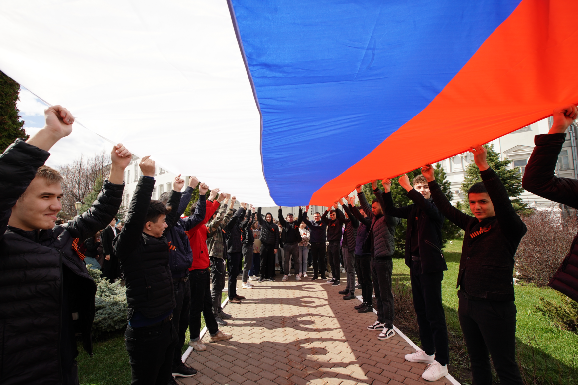 Митинг победы 9 мая. Студенческий марш Победы КФУ. Марш Победы КФУ. Фоторепортаж 9 мая. Марш в Татарстане.