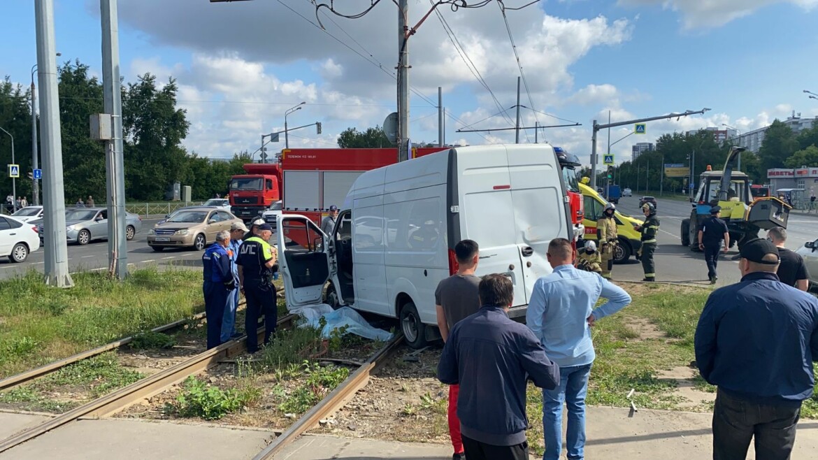 Что случилось в казани сегодня новости. Авария на Дубравной в Казани. Сегодняшняя авария на проспекте.