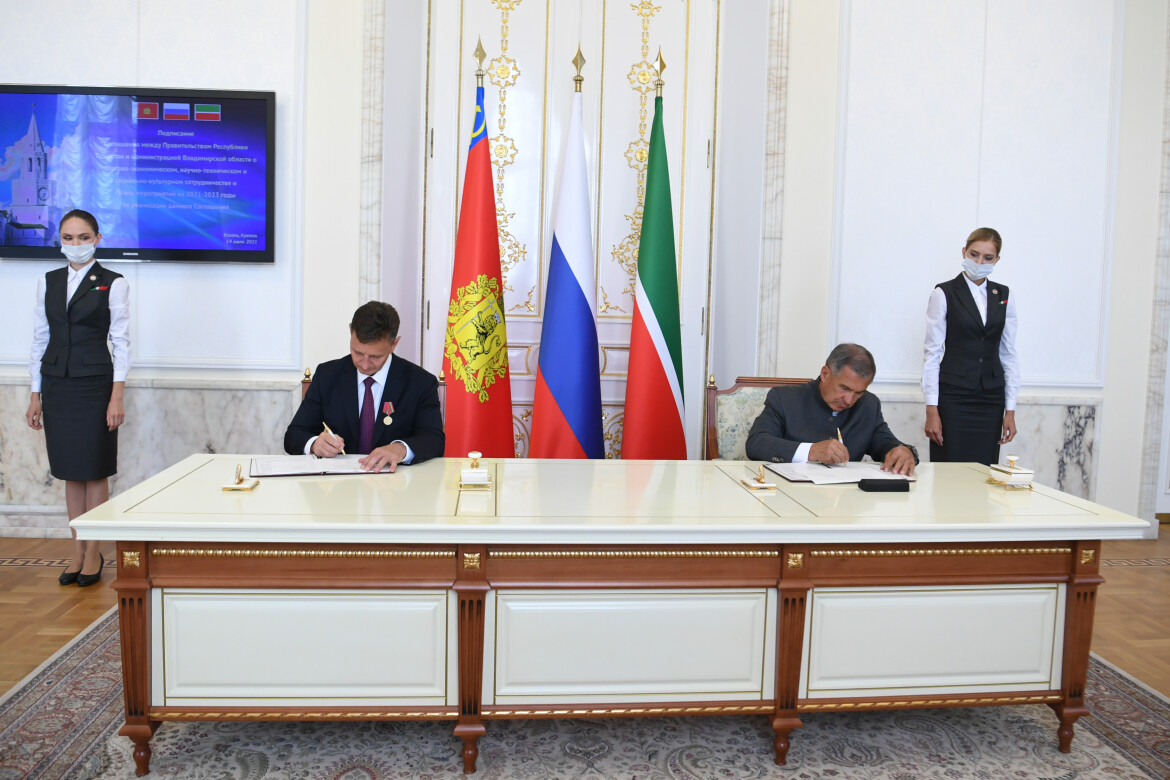 Рустам Минниханов и Владимир Сипягин подписывают соглашение о сотрудничестве