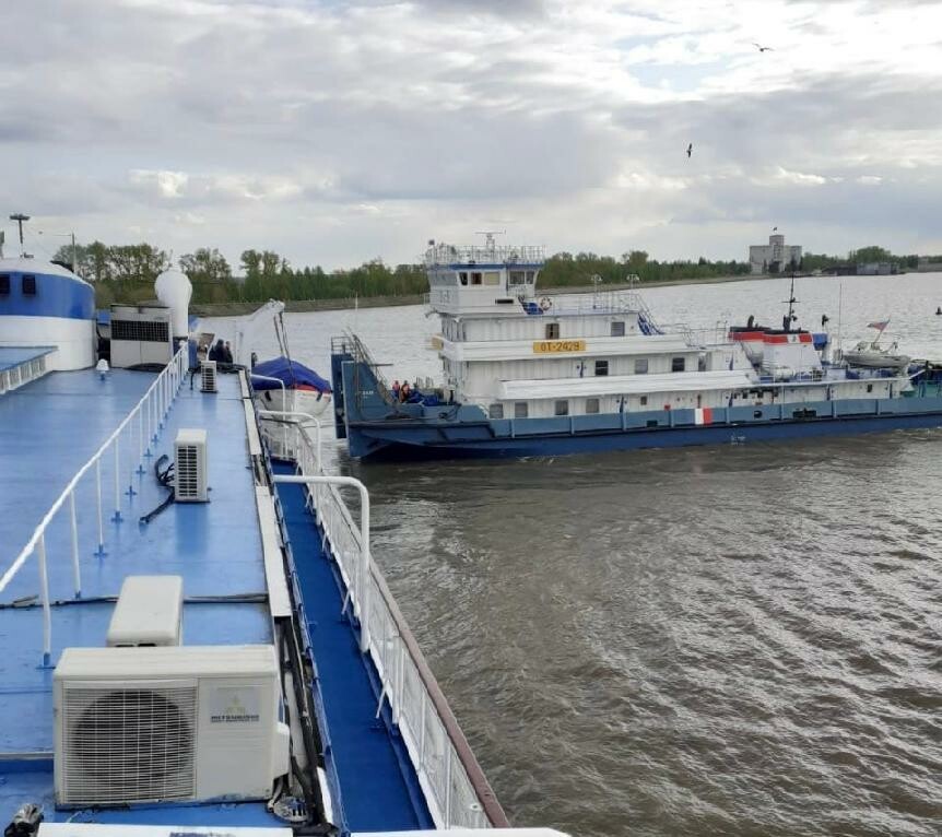 Теплоход с сотней пассажиров сел на мель на Волге