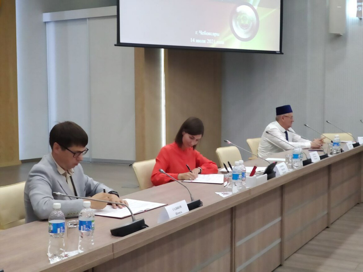 Шамиль Садыков и Кристина Майнина подписывают соглашение о сотрудничестве.