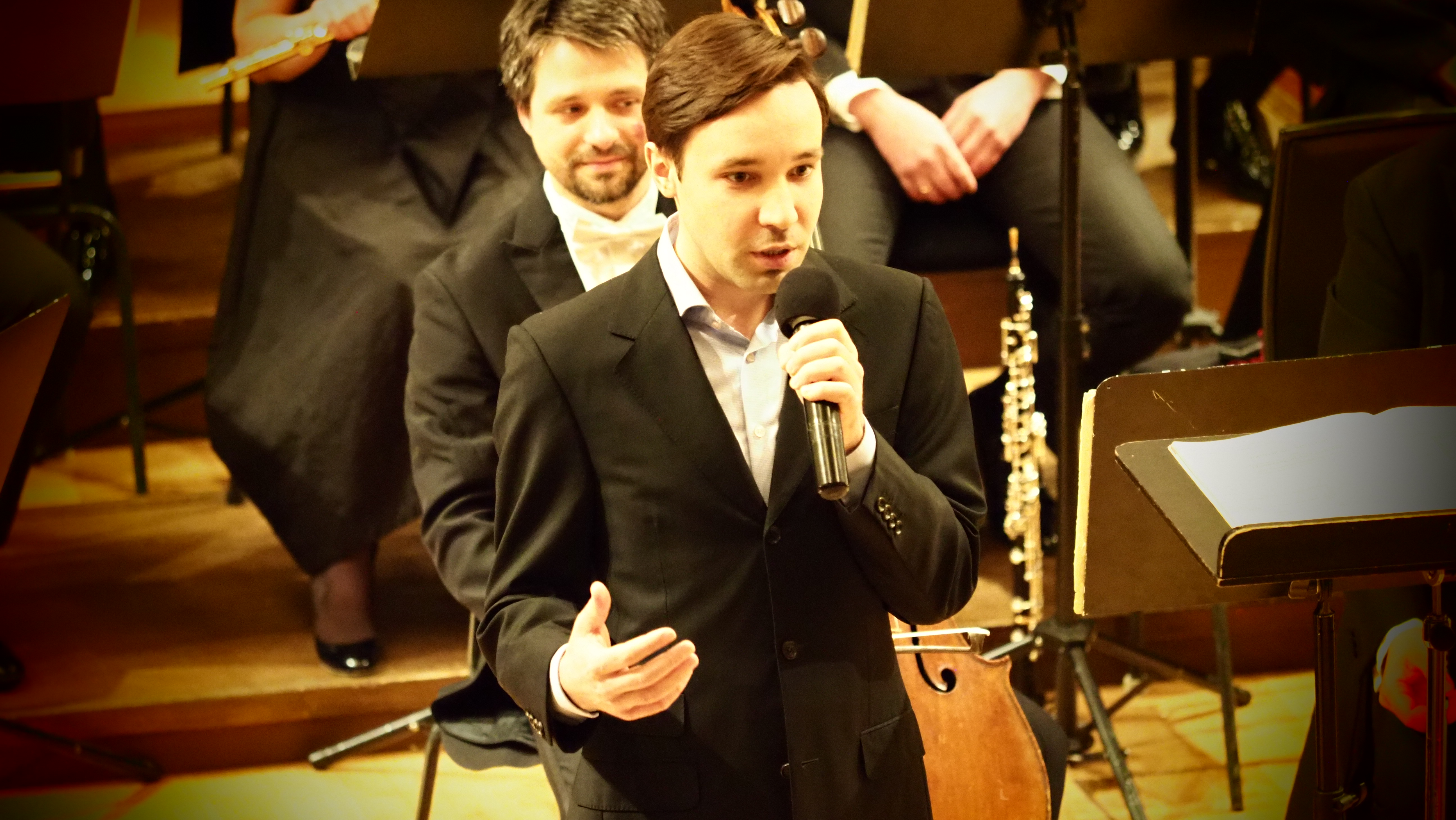 Ярослав Тимофеев ведет концерт в рамках фестиваля Рахлинские сезоны 