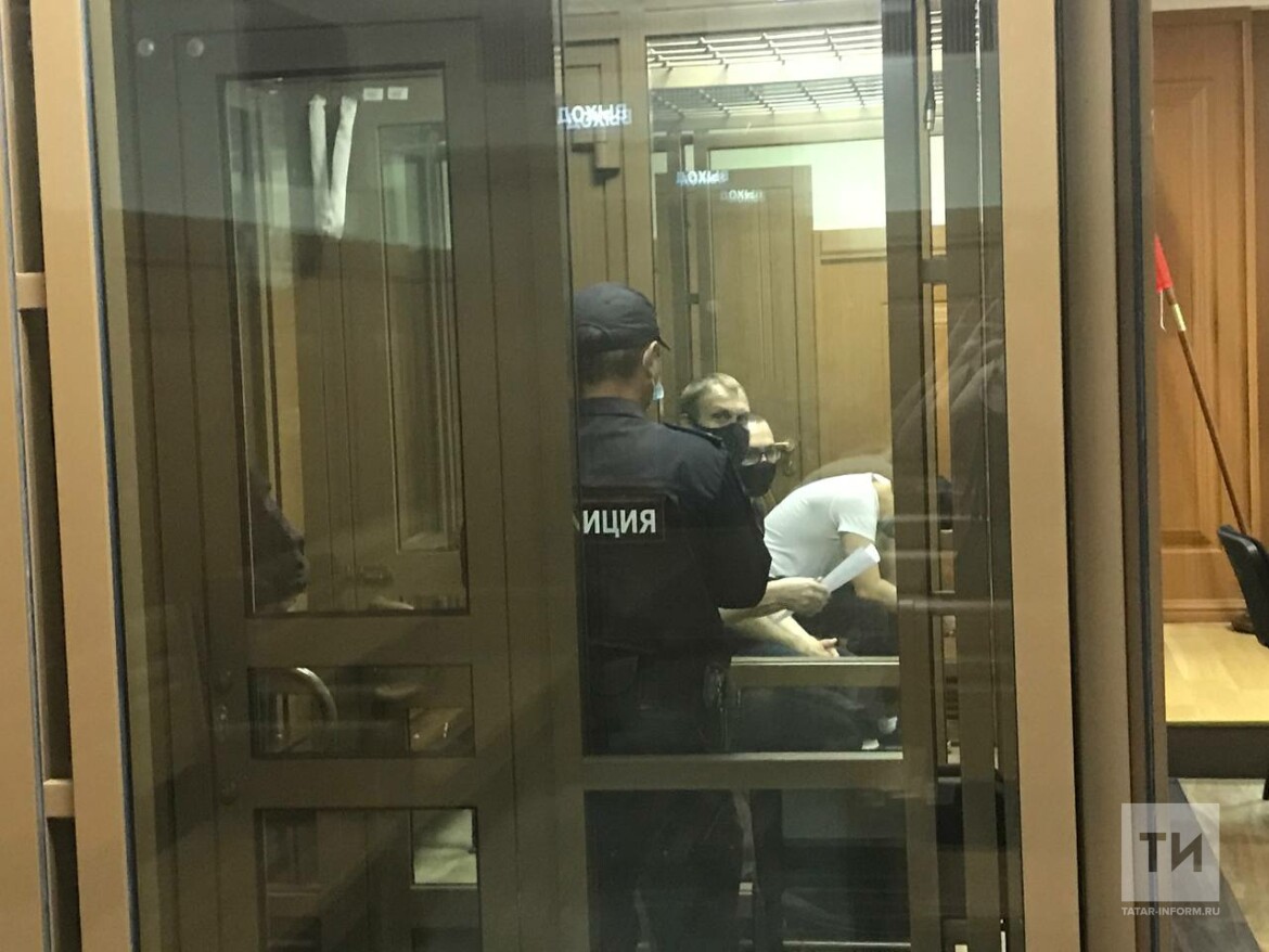 Потерпевший уехал. Адвоката Казань домашний арест. Фото на скамье подсудимых за взятки. Верховный суд РТ Галиакберов.