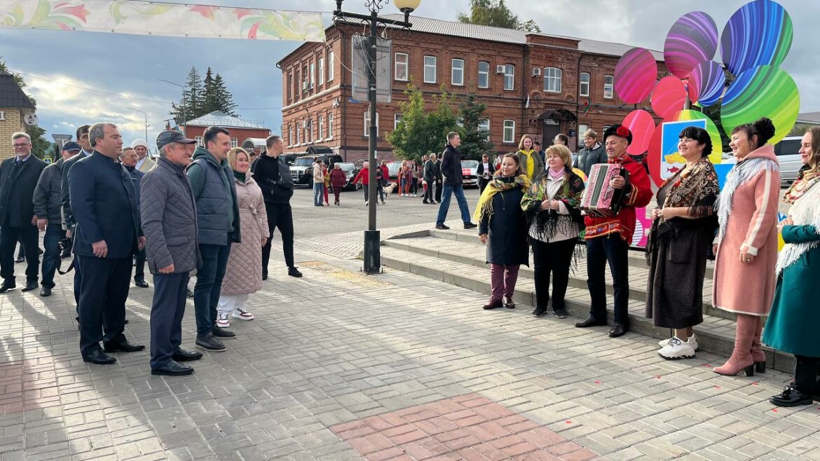 17 мая 2023 г. День города Лаишево 2022. Жители Казани. Жители Лаишево. Лаишево парад Победы.