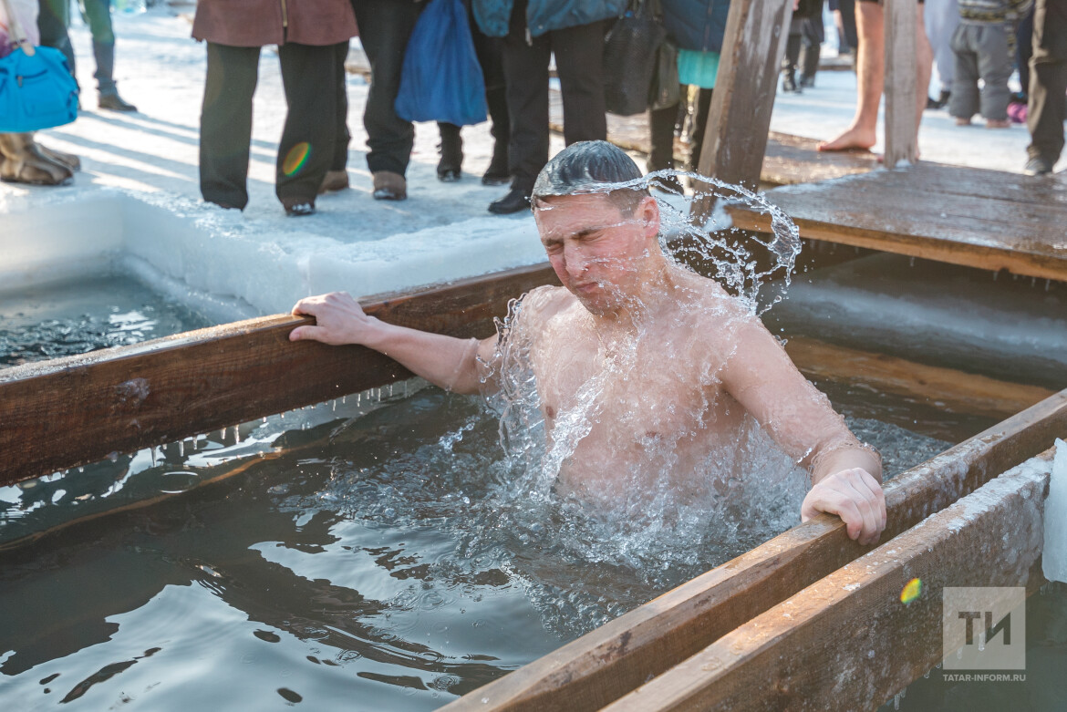 купание в проруби на крещение. купание моржей в проруби. татары в проруби. крещенское купание в проруби. прорубь для мусульман на крещение.