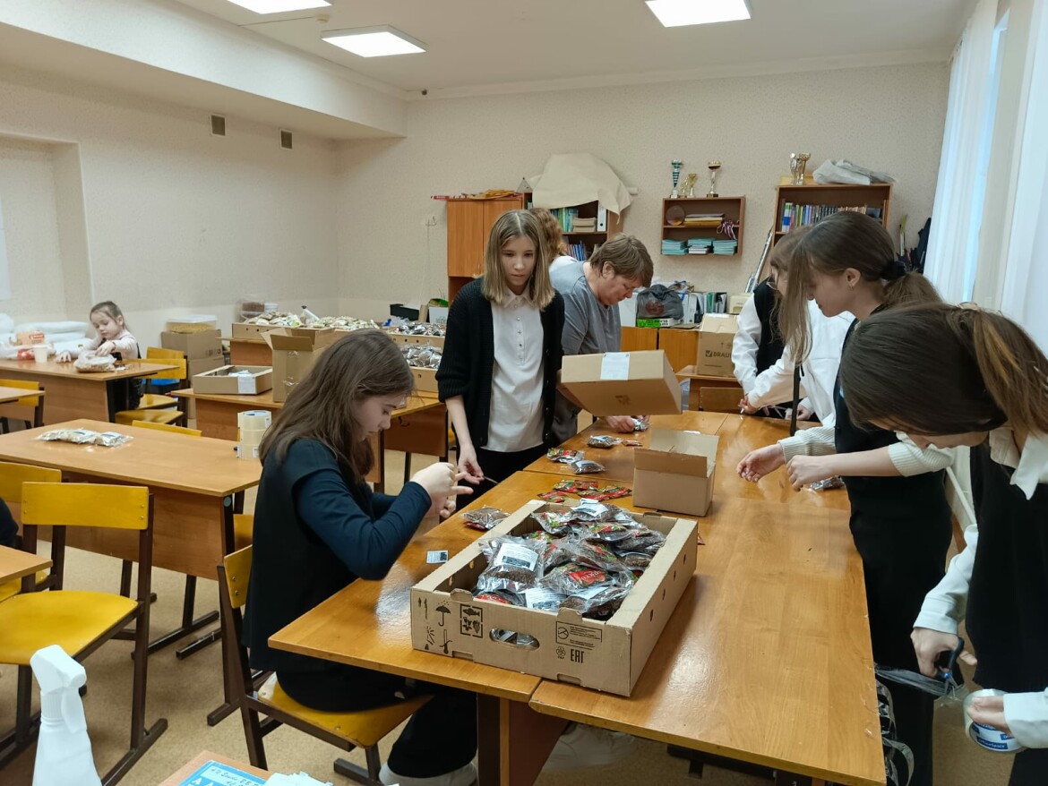 младшие школьники. школа дом уроки. ученик дома. дети в школе. дистанционная школа для детей.