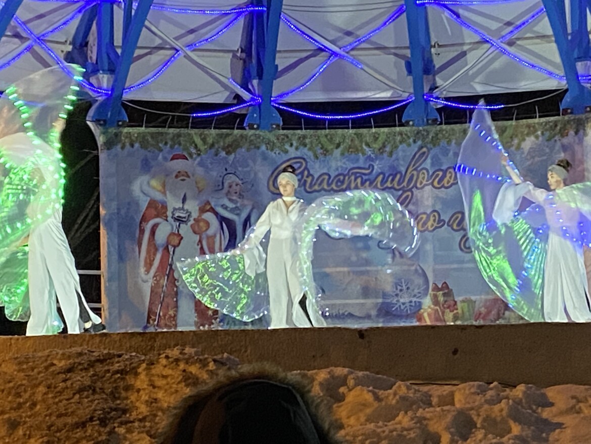 елка дк энергетик. набережные челны. елка в парке победы 2022. севастополь зима елка парк победы. елочки парк победы челны.