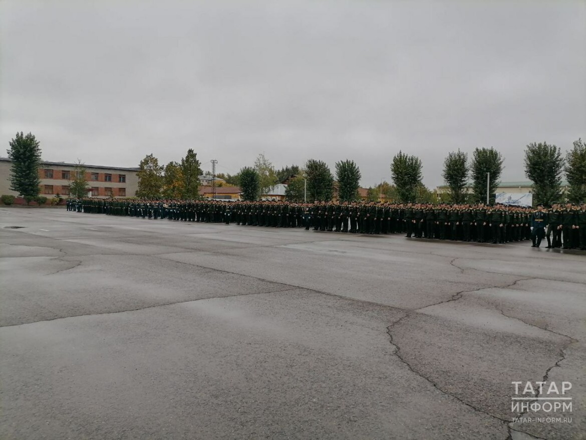 В Казанском высшем танковом командном ордена Жукова Краснознаменном училище началась церемония приведения курсантов первого курса к Военной присяге.
