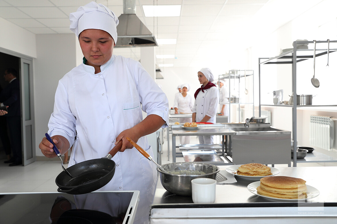 Повар в ресторане. Предприятия общественного питания 2020. Рабочее место повара в горячем цехе. Структура рынка общепита в россии 2021. Технолог общественного питания в костроме университет.