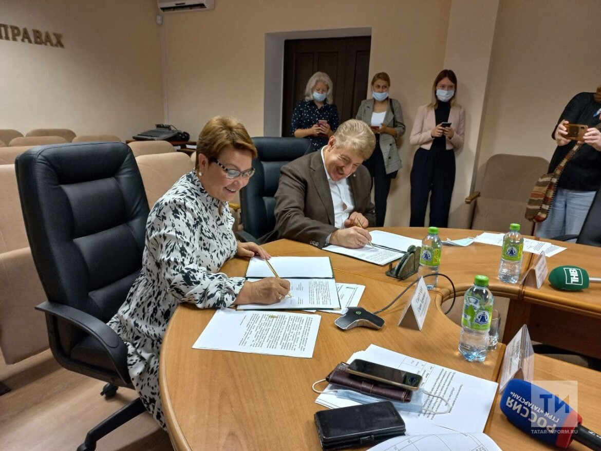 Сария Сабурская и Андрей Кондратьев подписывают соглашение