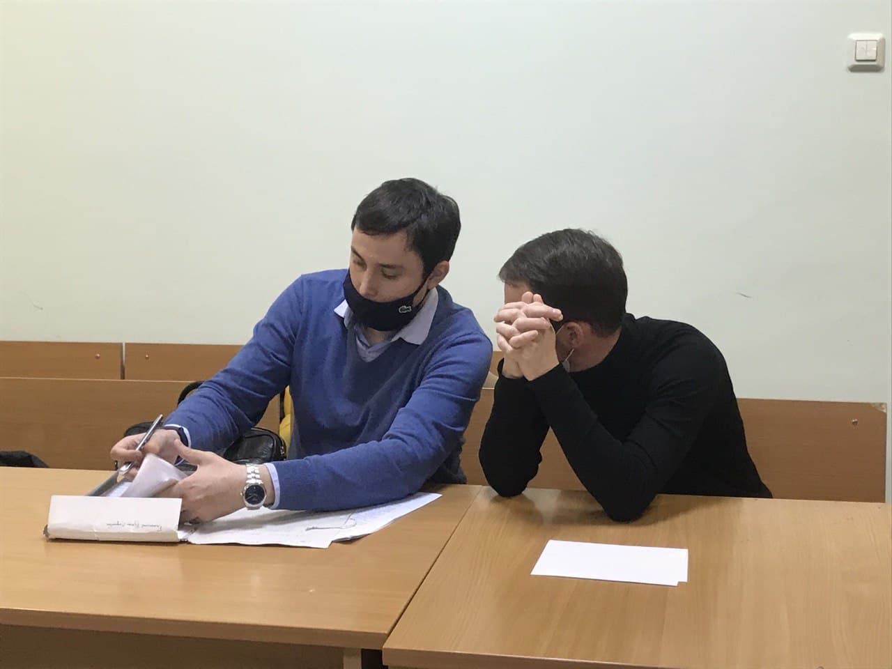 Рустем Галиханов в зале суда с защитником
