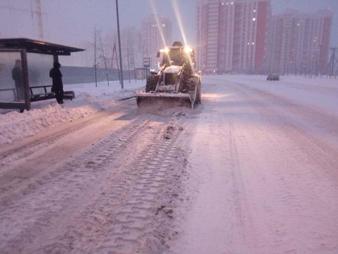 казань завалило снегом. много снега в казани. снежные завалы. снег на тротуаре. снег сугробы.