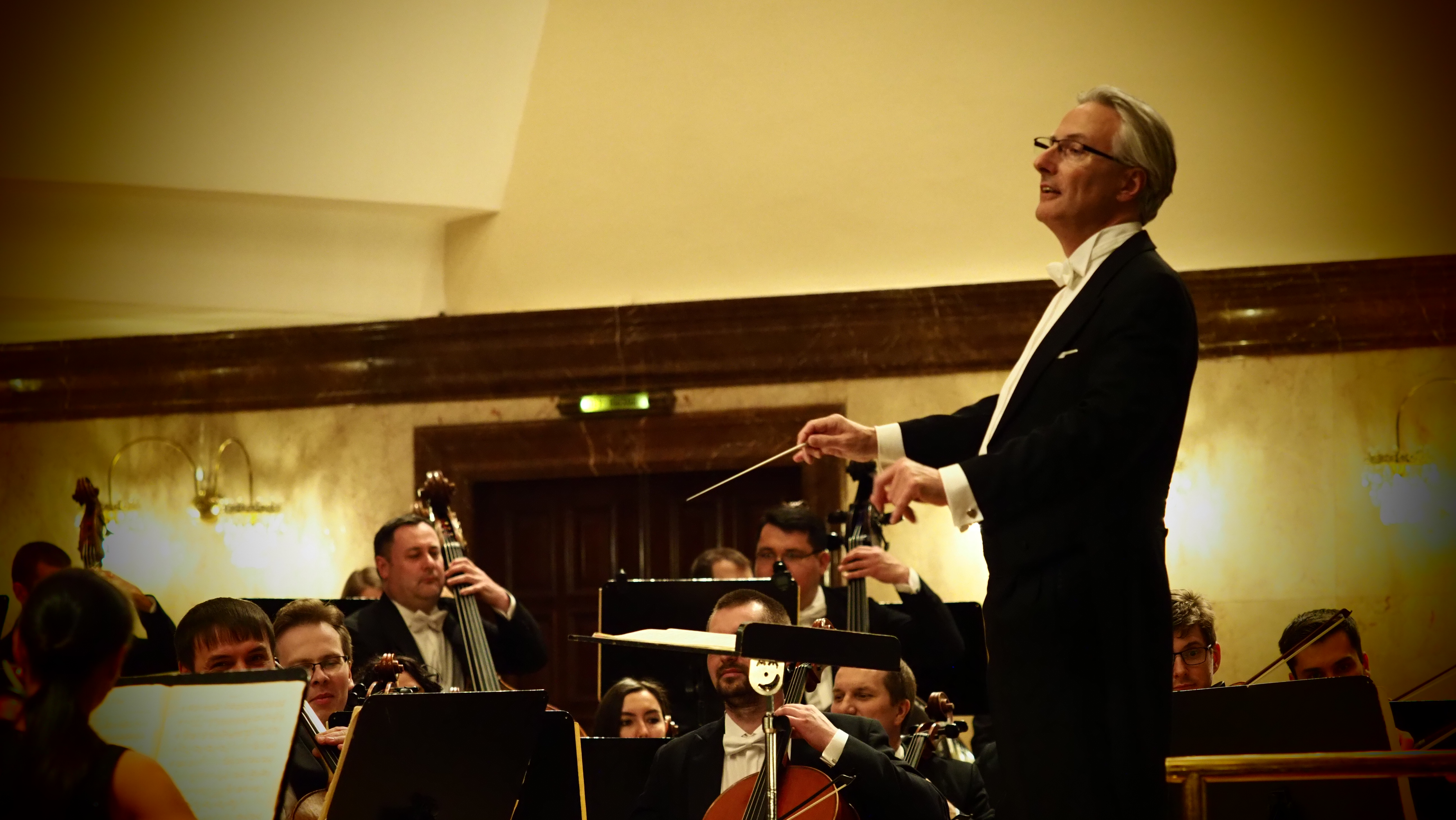 чичон дирижер. алексей богорад дирижер. дирижер михаэль умлауф. малер дирижирует. мажор дирижер.