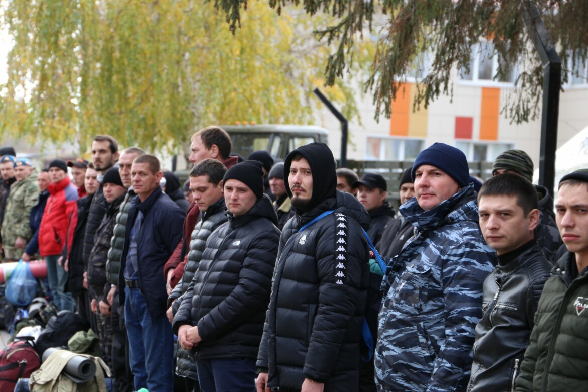 Ушел на фронт. Военкомат в годы войны. Добровольцы на донбасс. Добровольцы уходят на фронт. В 1942 году астафьев ушел добровольцем на фронт.