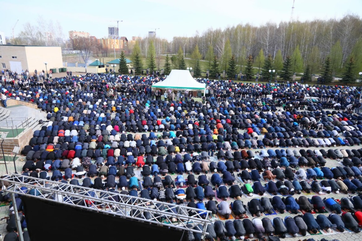 Ураза байрам в москве 2024 год. Мусульманин молится. Ураза байрам. С праздником байрам. Ураза байрам Казань.