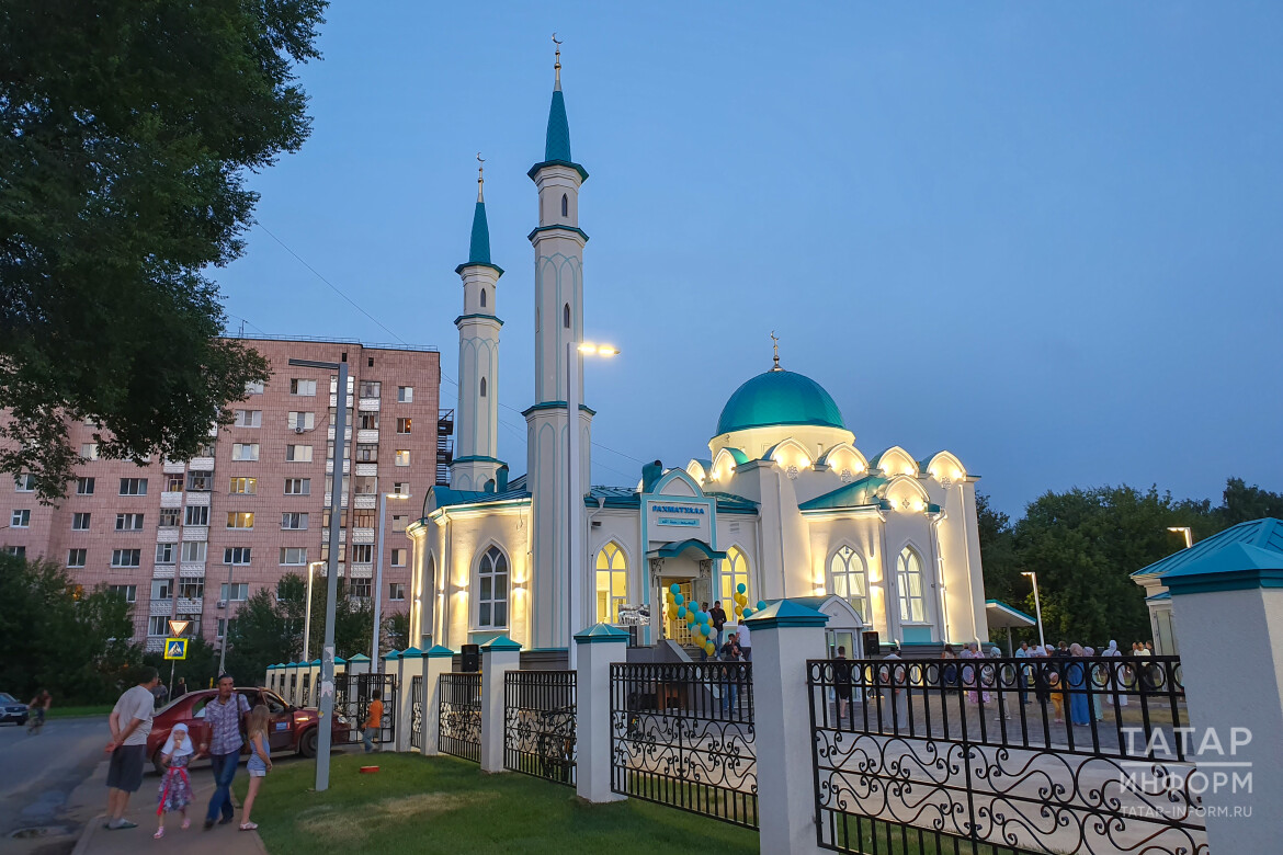 Соборная мечеть казань. Соборная мечеть Мензелинск. Соборная мечеть в Альметьевске. Новая мечеть в Казани. Мечеть на Мавлютова.